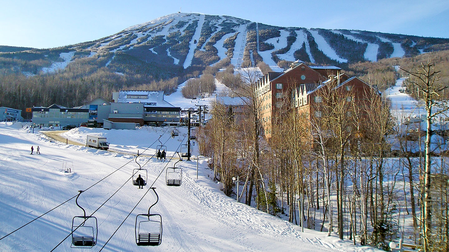 The slopes, ski lift, and acommodation of Sugarloaf