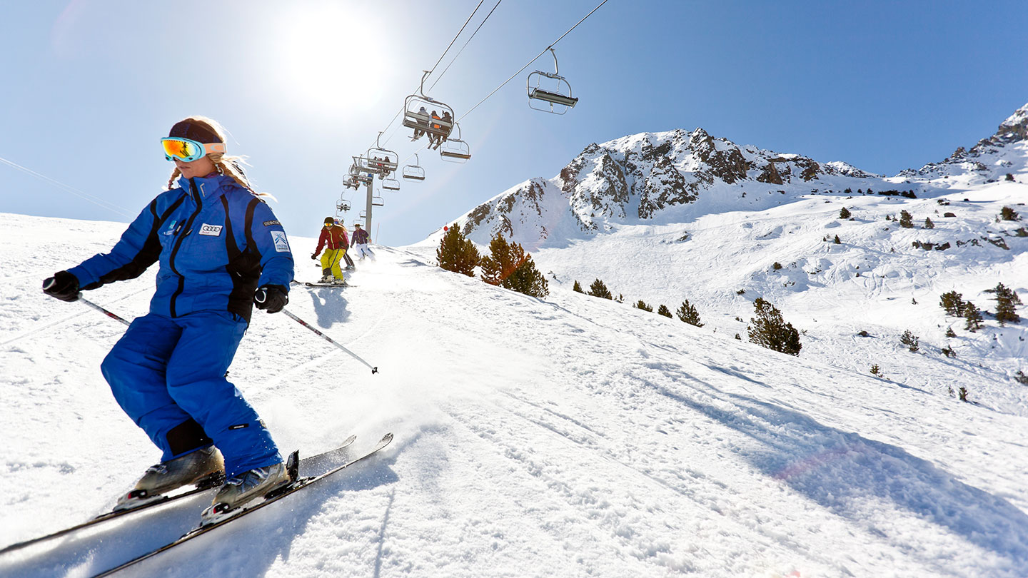 Лыжник в начале. Андорра горнолыжка. Давос Швейцария горнолыжный курорт. Цахкадзор фрирайд. Горнолыжники Альпы.