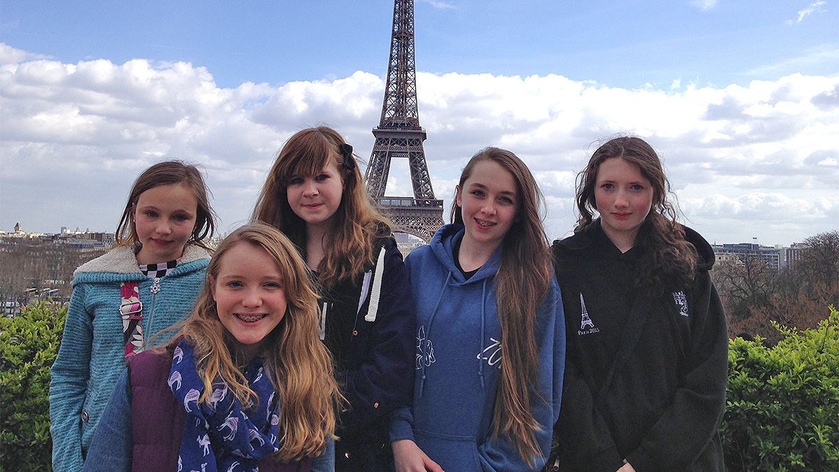 Students posing in front of the Eiffel Tower in Paris