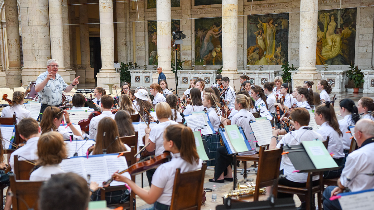 10 Best Ways on How To Prepare for Your Music Tour: A school ensemble practicing on tour