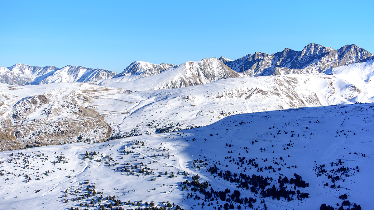 Grandvalira: Andorra’s Paradise Ski Resort - ski slopes on a snowy mountain in andorra