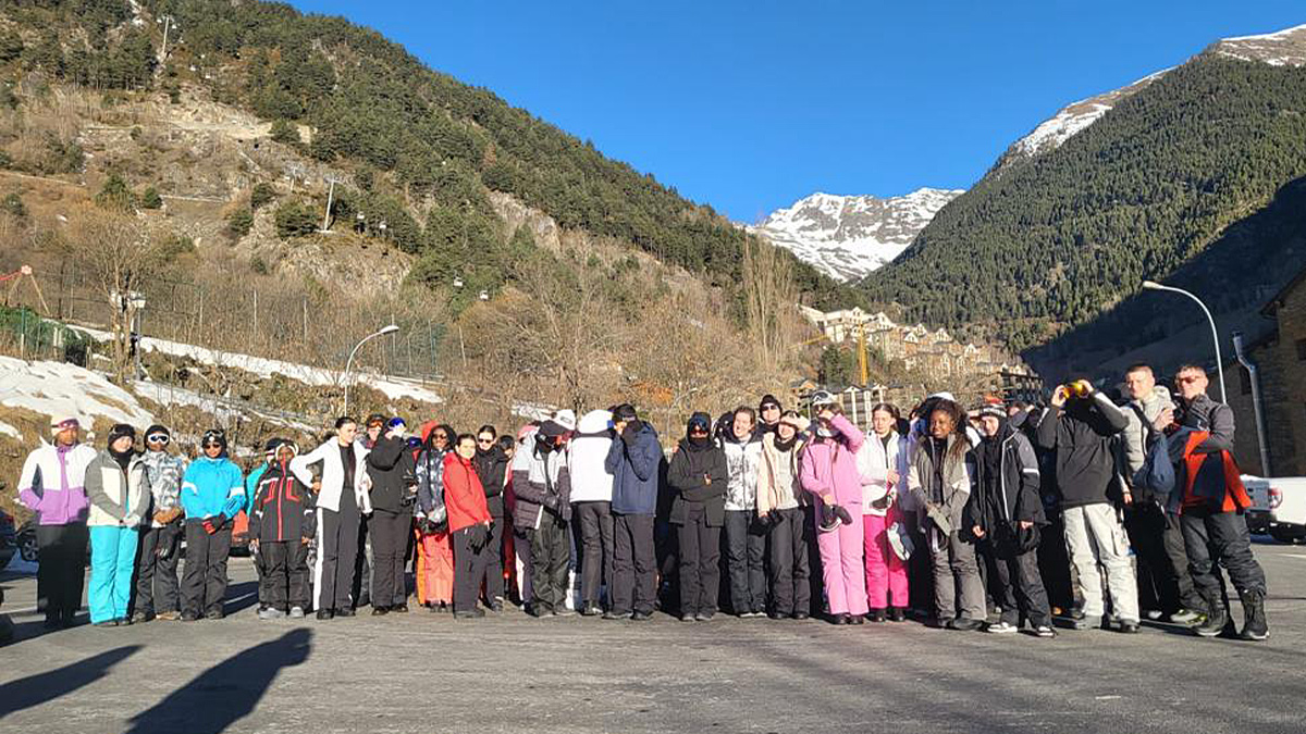 The entire school group posing after arriving in Vallnord Andorra