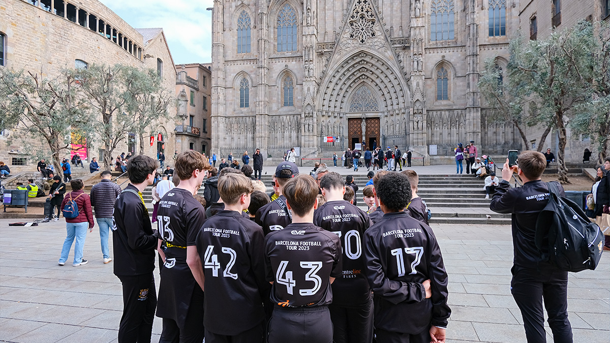 students look at Barcelona Cathedral