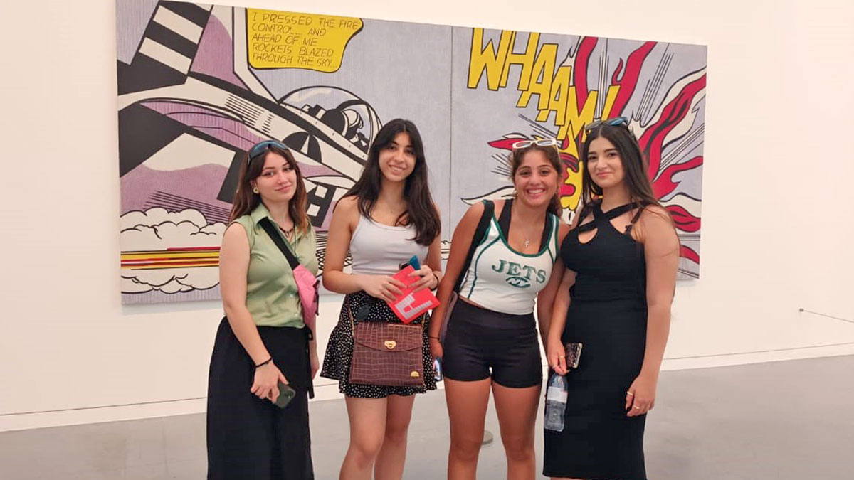 4 girls from the Grammar School Nicosia pose in front of a bit of pop art in a museum in London.
