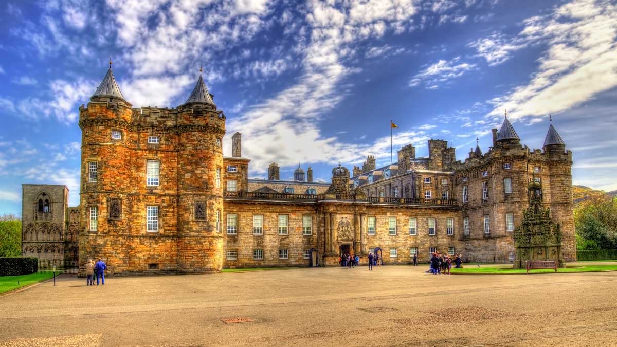 Frontal shot of the Palace of Holyroodhouse on a sunny day