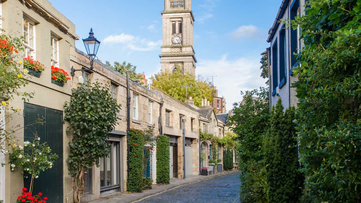 Circus Lane with historic, beautiful buildings and plenty of greenery, in Stockbridge in Edinburgh.