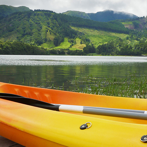 A Kayak in the foregrounds with waters of Sete Cidades lakes in the background.