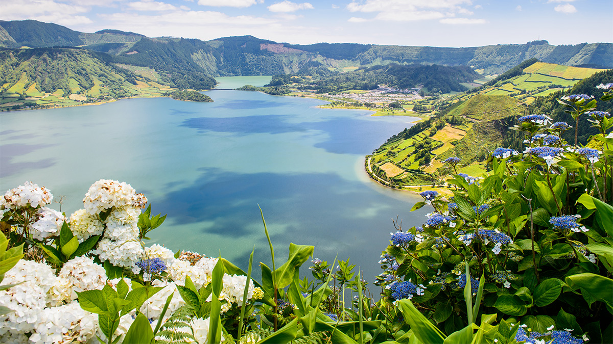 Sete Cidades caldera showcasing Lagoa Azul & Lagoa Verde