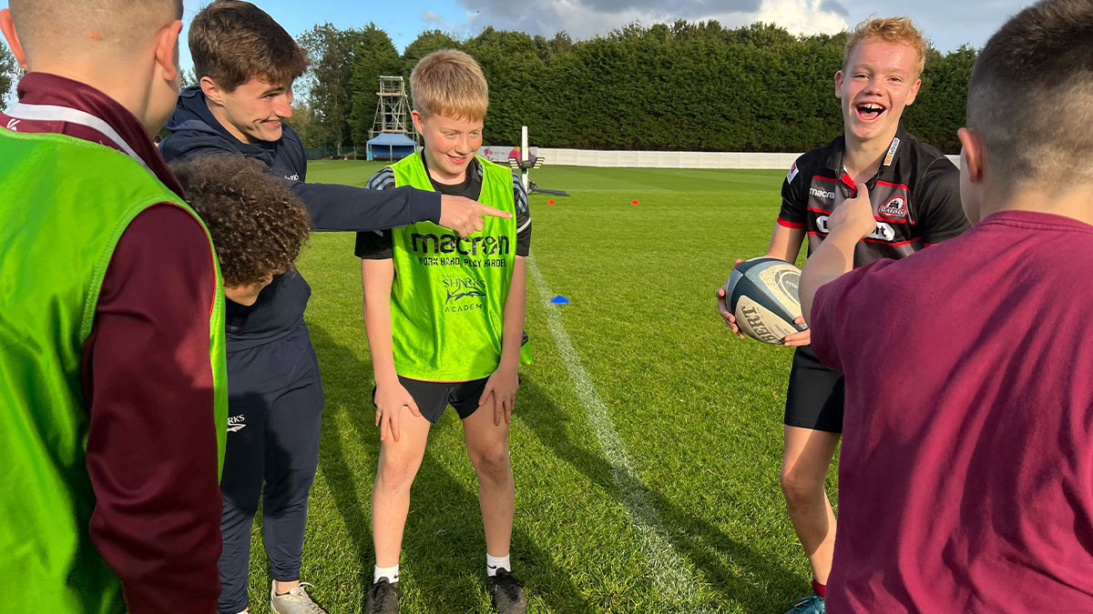 Sale Sharks player Nye Thomas with junior players