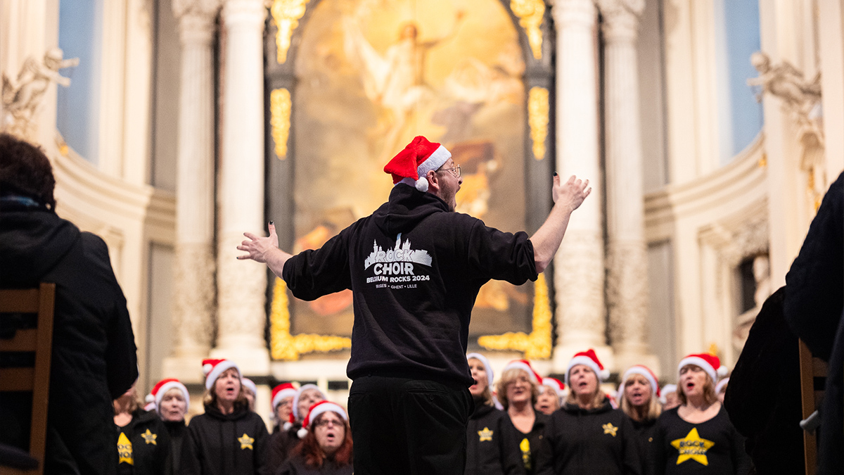 Rock choir leader conducting a concert in Bruges