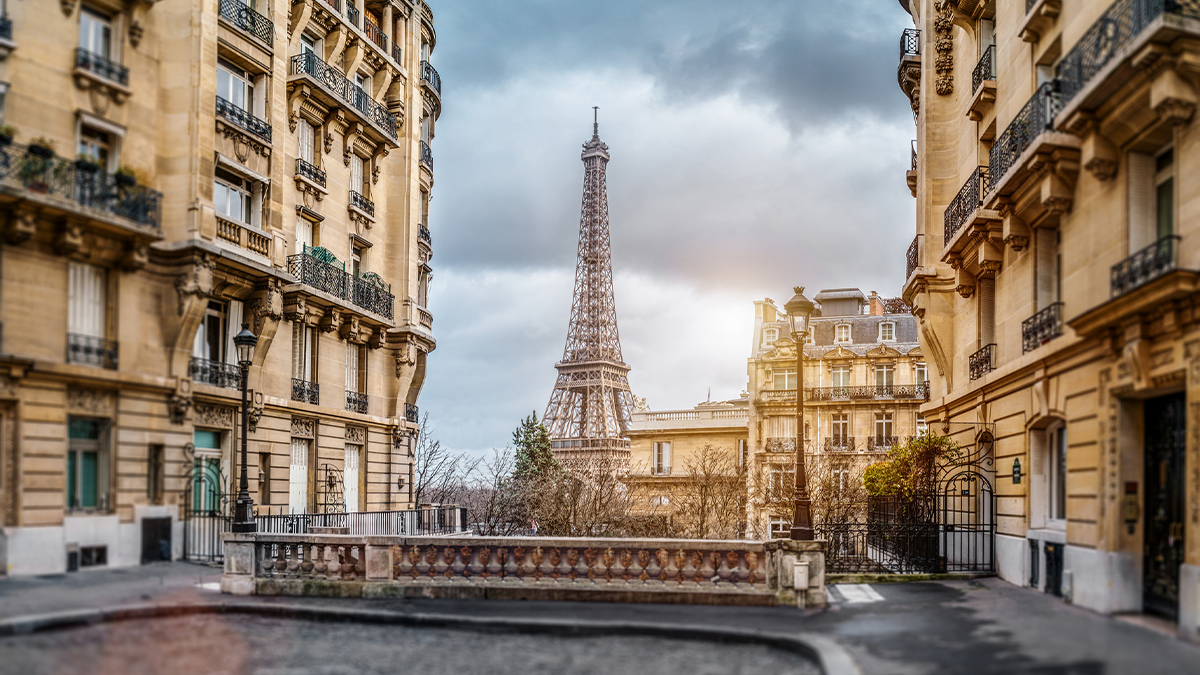 Picture of the Eiffel Tower in Paris from a tiny street